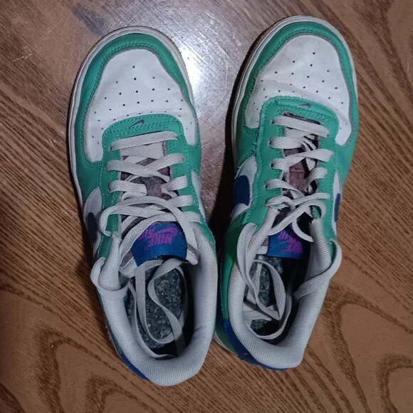 Nike Girl's White Green Air Force 1 Lv8 Casual Athletic Sneaker Size 4.5 - Picture 4 of 4